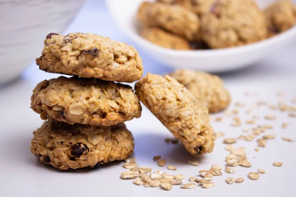 Beyaz arkaplanda yulaf ezmesi kurabiyeleri izole