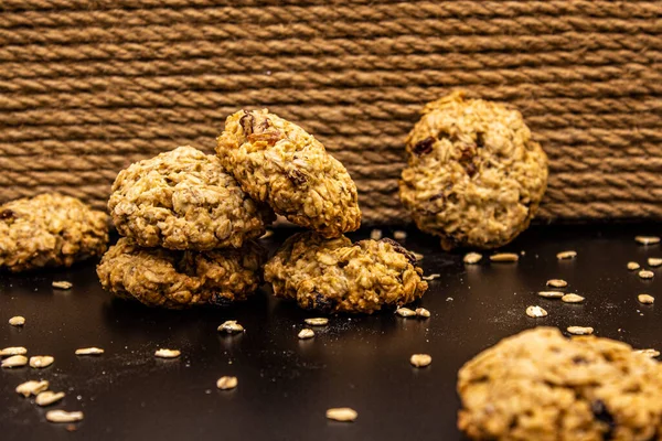 Renkli arka planda yulaf ezmeli kurabiyeler