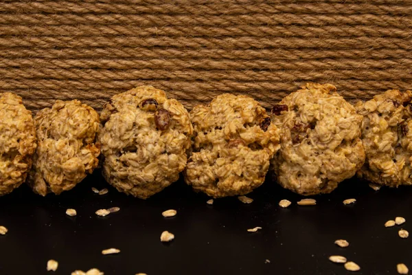 Renkli arka planda yulaf ezmeli kurabiyeler