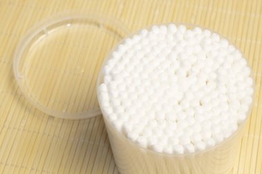 Renkli arka planda pamuk tomurcukları. Yüzde yüz bavovna, hem tıpta hem de kozmetolojide kullanılır.