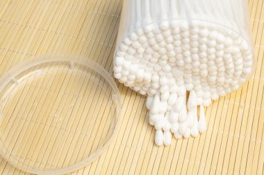 Renkli arka planda pamuk tomurcukları. Yüzde yüz bavovna, hem tıpta hem de kozmetolojide kullanılır.