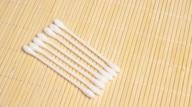 Renkli arka planda pamuk tomurcukları. Yüzde yüz bavovna, hem tıpta hem de kozmetolojide kullanılır.