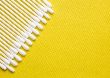 Renkli arka planda pamuk tomurcukları. Yüzde yüz bavovna, hem tıpta hem de kozmetolojide kullanılır.