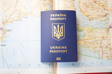 Haritanın arka planında, yurtdışına sığınma talebinde bulunan Ukrayna pasaportu. Ukrayna 'da göç krizi