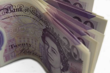 Beyaz arka planda İngiliz sterlini, 2. Elizabeth.