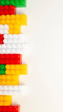 Beyaz arka planda çok renkli çocuk plastiği üreticisi