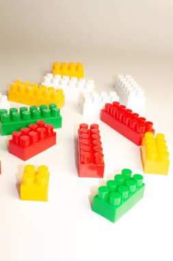 Beyaz arka planda çok renkli çocuk plastiği üreticisi