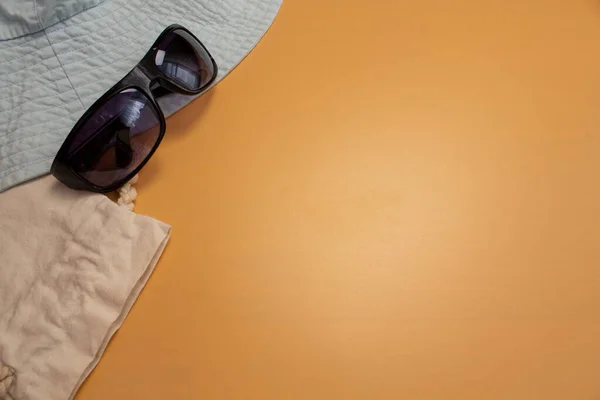 Kapelusz Panama Okulary Pomarańczowym Tle — Zdjęcie stockowe