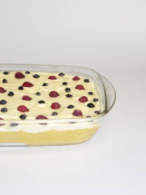 Ahududu ve yabanmersinli peynirli güveç.