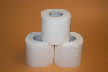 Beyaz tuvalet kağıdı rulosu,% 100 selüloz.