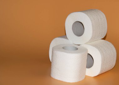 Beyaz tuvalet kağıdı rulosu,% 100 selüloz.