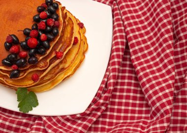 krep, renkli arka planda böğürtlenli krep.