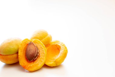 Kayısı ananas çeşitleri, beyaz arkaplanda.