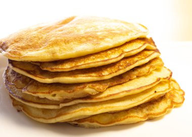 krep, renkli arka planda böğürtlenli krep.