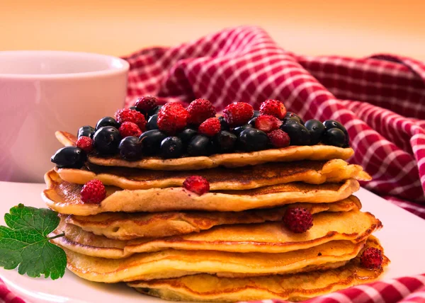 Pancakes Pancakes Berries Colored Background — Stock Photo, Image