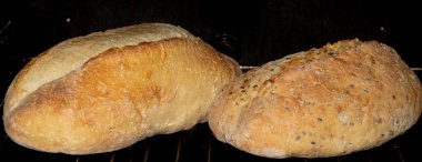 Ev yapımı ekmek, masanda sağlıklı yemek.