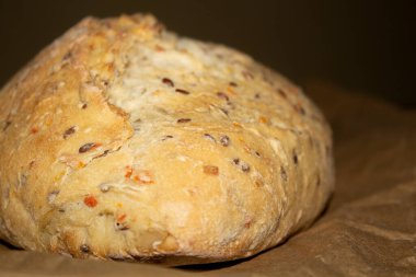 Ev yapımı ekmek, masanda sağlıklı yemek.