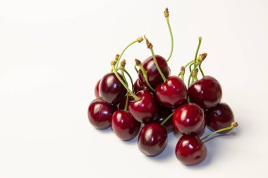 Beyaz arka planda tatlı kiraz. Yakın plan.