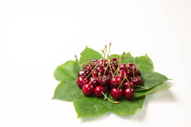 Beyaz arka planda tatlı kiraz. Yakın plan.