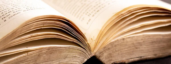 Eski kitaplar, eski el yazmalarının koleksiyonu.