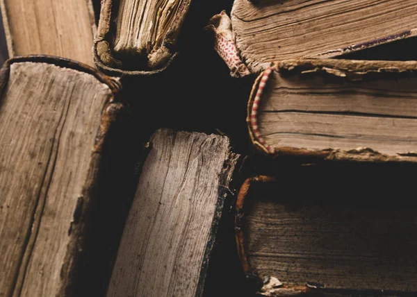 Eski kitaplar, eski el yazmalarının koleksiyonu.