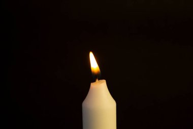 mum yanan bir siyah arka plan üzerine beyaz