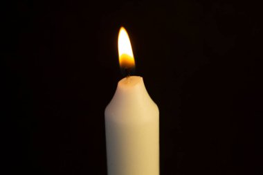 mum yanan bir siyah arka plan üzerine beyaz