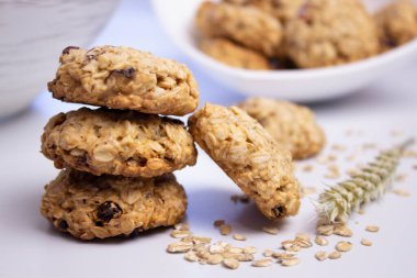 Renkli arka planda yulaf ezmeli kurabiyeler