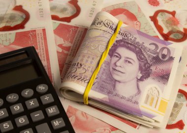 Yeni plastik İngiliz sterlini, yakın plan, nakit.