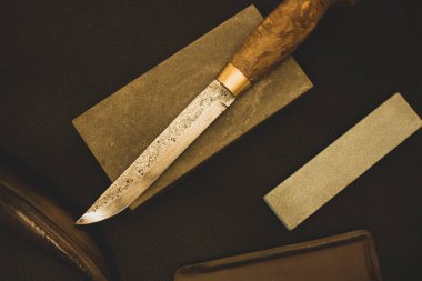 Şam Bıçağı, yüksek karbonlu çelikten bir bıçağın elle keskinleştirilmesi.