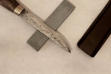 Şam Bıçağı, yüksek karbonlu çelikten bir bıçağın elle keskinleştirilmesi.