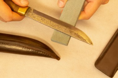 Şam Bıçağı, yüksek karbonlu çelikten bir bıçağın elle keskinleştirilmesi.