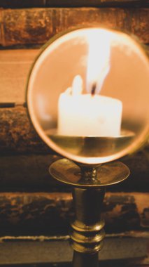 Masadaki eski kitaplar, mum ışığında okumak, büyüteç.