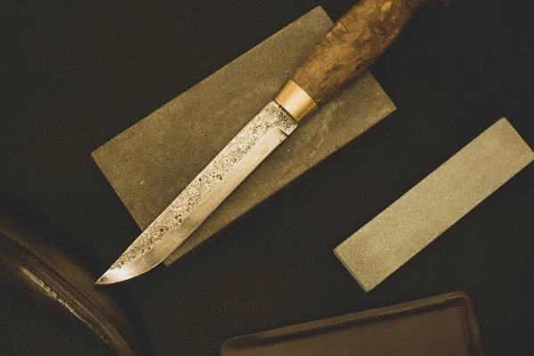 Şam Bıçağı, yüksek karbonlu çelikten bir bıçağın elle keskinleştirilmesi.