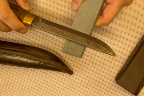 高炭素鋼からナイフの手動研磨 ダマスカスブレード — ストック写真