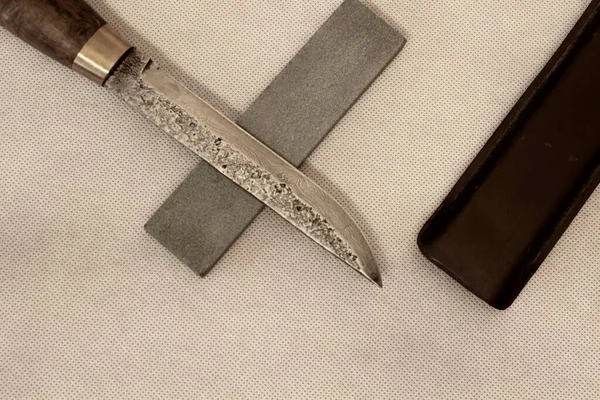 Şam Bıçağı, yüksek karbonlu çelikten bir bıçağın elle keskinleştirilmesi.