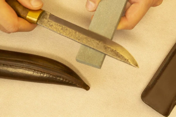 Şam Bıçağı, yüksek karbonlu çelikten bir bıçağın elle keskinleştirilmesi.