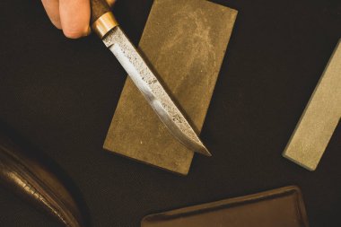 Şam Bıçağı, yüksek karbonlu çelikten bir bıçağın elle keskinleştirilmesi.