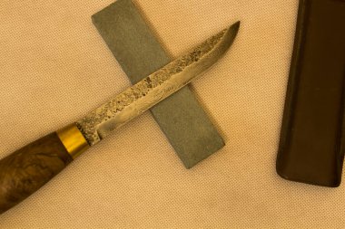 Şam Bıçağı, yüksek karbonlu çelikten bir bıçağın elle keskinleştirilmesi.