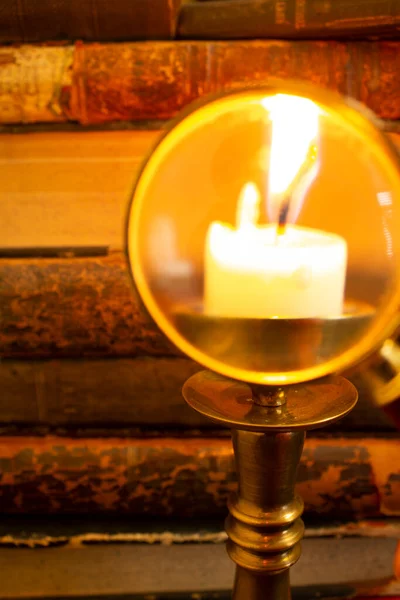 Oude Boeken Tafel Lezen Bij Kaarslicht Vergrootglas — Stockfoto