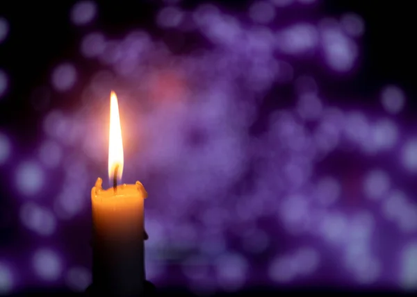 Brennende Kerze Auf Bokeh Hintergrund Verschwommener Hintergrund — Stockfoto