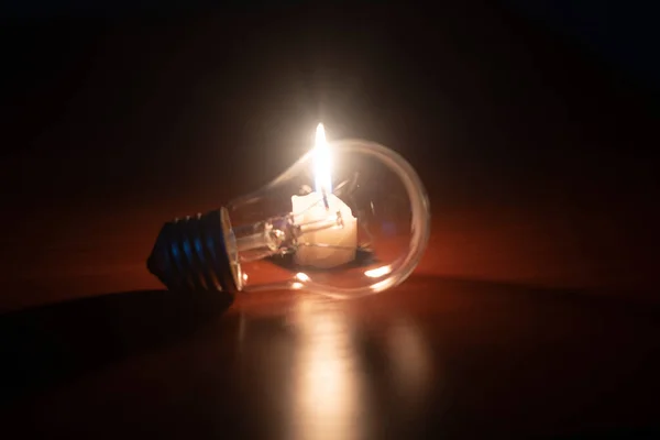 Glödlampa Och Ljus Svart Bakgrund — Stockfoto