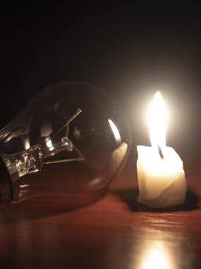 yanan mum ve parlak lamba, elektrik kesintisi
