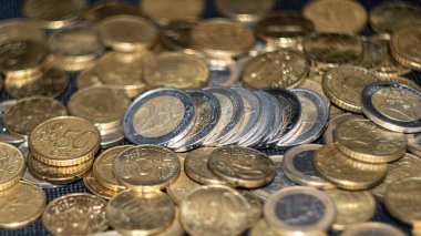 Bir sürü euro sikkesi, yakın plan.