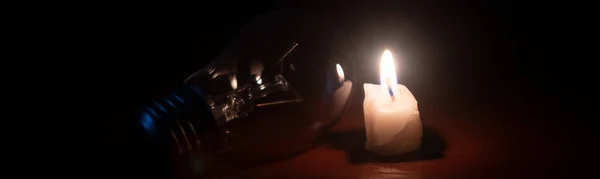 Yanan Mum Parlak Lamba Elektrik Kesintisi — Stok fotoğraf