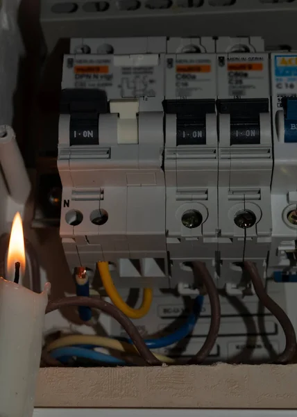 Elektrický Vypínač Svíčka Zapálená Když Zhasnuto Světlo — Stock fotografie