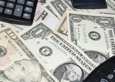 Para fotoğrafında arabanın anahtarları ve kankülatör var. Bir araba yolculuğunun maliyetini hesapla