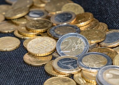 Koyu bir arkaplanda farklı değerlerde avro sikkeleri