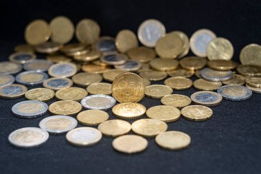 Koyu bir arkaplanda farklı değerlerde avro sikkeleri