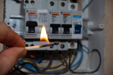 Elektrik düğmesi ve kibrit, güç dalgalanması
